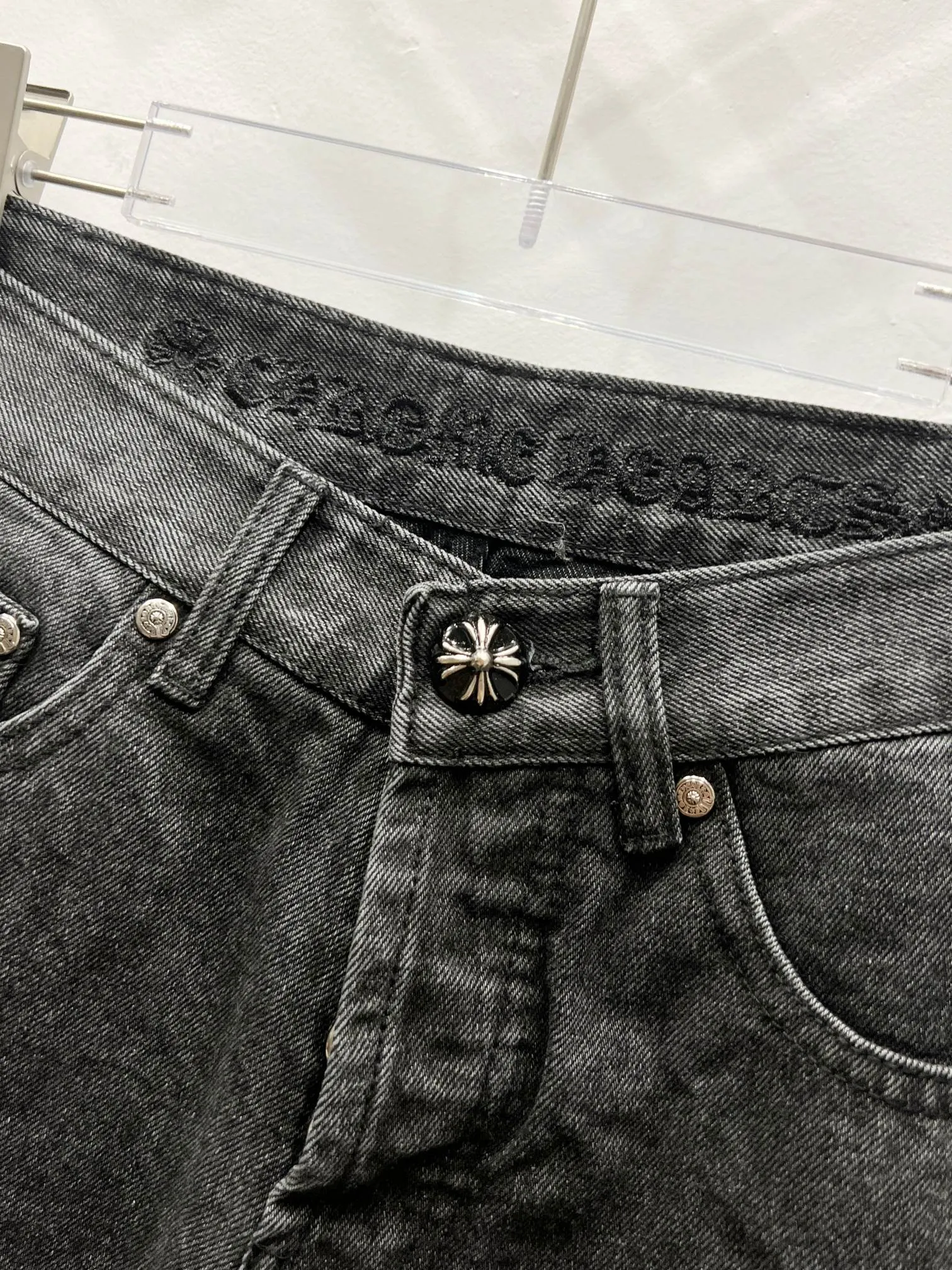 P260 Style No.: (c036) ChromeHearts & ChromeHearts Purple spray-painted graffiti leather Cow King jeans Original hardware accessories washed and other elevators, QR code analysis are all purchased from the original factory, high degree of restoration, you are welcome to compare the products~ Three-dimensional version Loose and comfortable, not picky about the body shape Make you taller and slimmer Factory Seiko Original quality control Same style for men and women Can be matched with couples Versatile recommendation Necessary jeans for all seasons Hipsters have been disappointed From the quality selection of fabrics, the tailoring of details, and the matching of patterns, everything is impeccable! The upper body is so handsome when worn...it can be easily worn by men, women and children! The craftsmanship is made of heavy-duty washed pure cotton denim fabric. After washing, it is soft and thick and looks very stylish when worn. Size: 28, 30, 32, 34, 36 (S-XXL) Color: black purple